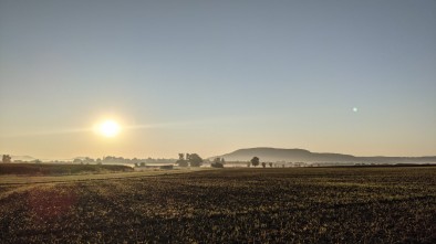 Sonnenaufgang über den Feldern